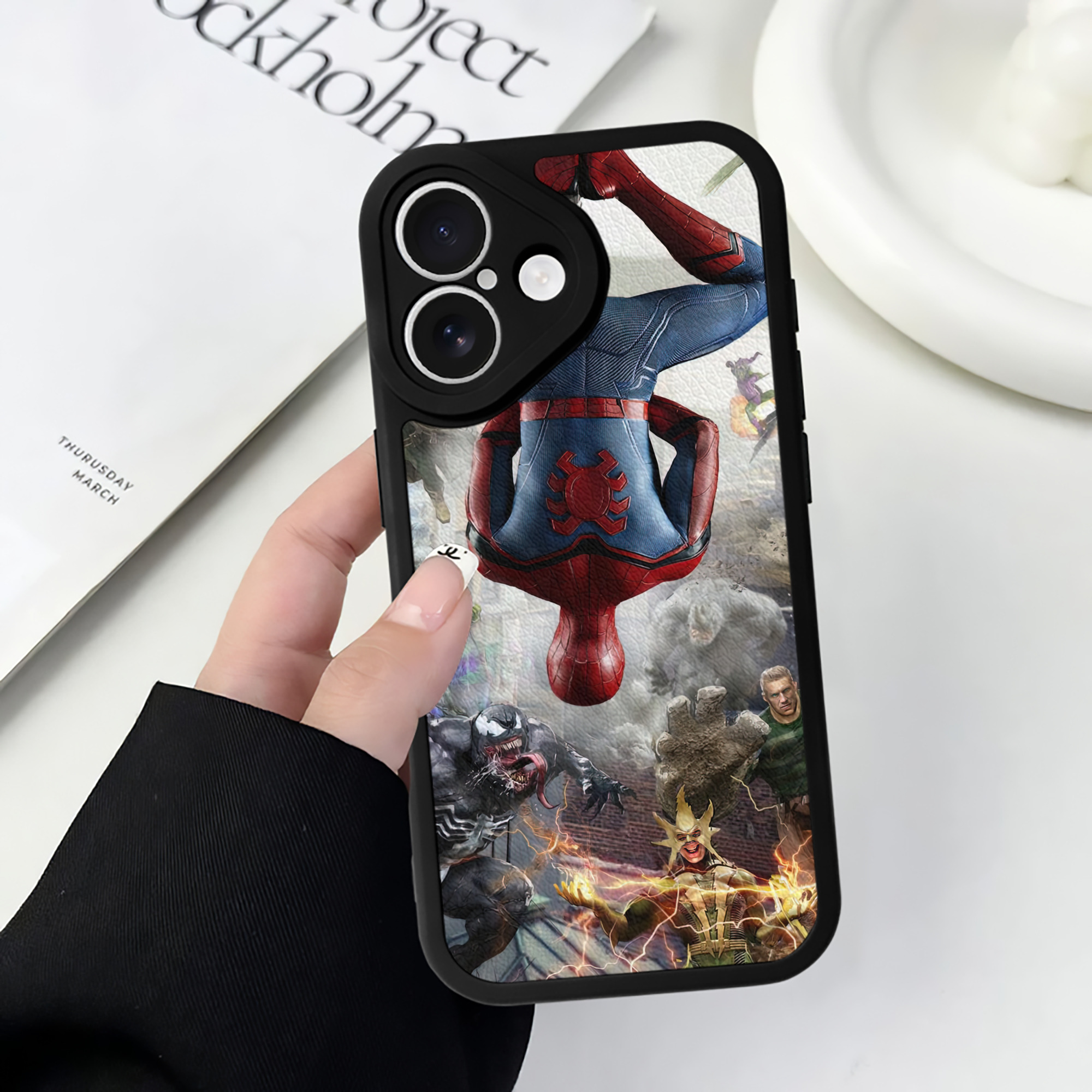 Spider Man スパイダーマン 【iPhone 16シリーズ対応】シリコンスマホケース（レザー調） 材質：シリコン